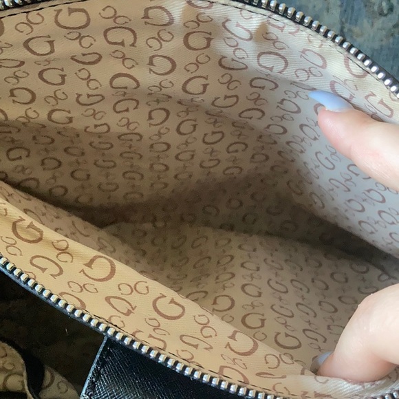 Guess Purse, gently used.. great condition - Picture 4 of 6